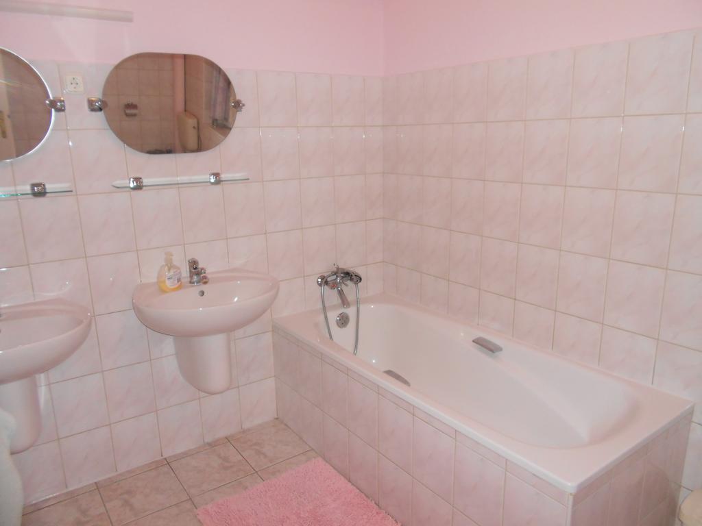 Halasi Szallashely Apartment Hajduszoboszlo Bilik gambar